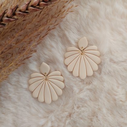 Polymeerklei oorbellen - Hangers met beige bloem