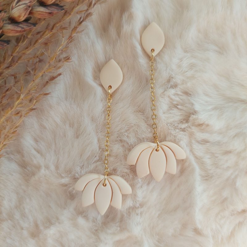 Polymeerklei oorbellen Hangers met beige lotus