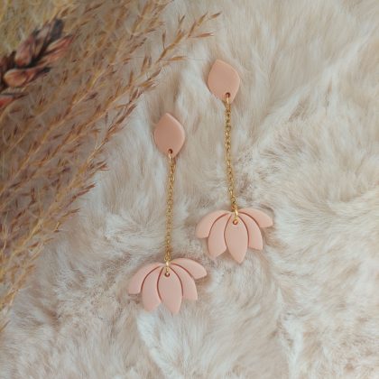 Polymeerklei oorbellen – Hangers met lichtroze lotus
