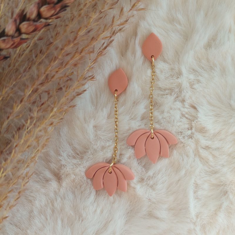 Polymeerklei oorbellen – Hangers met roze lotus