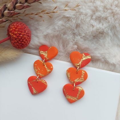 oranje oorbellen met drie harten